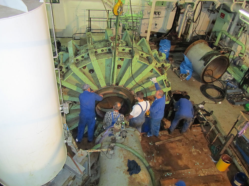 Baggerpumpe an der mit 5 Mitarbeitern gearbeitet wird.