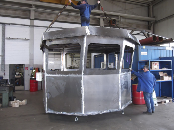 Schiffsbrücke vor der Fertigstellung in einer Halle der Heise Werft.