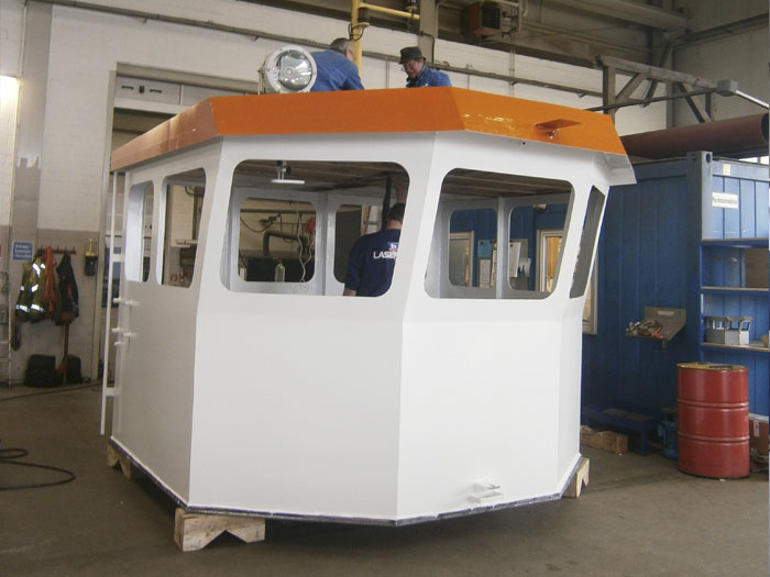 Fertig lackierte Schiffsbrücke in einer Halle der Heise Werft.