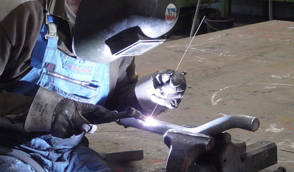 Mitarbeiter schweißt Edelstahl