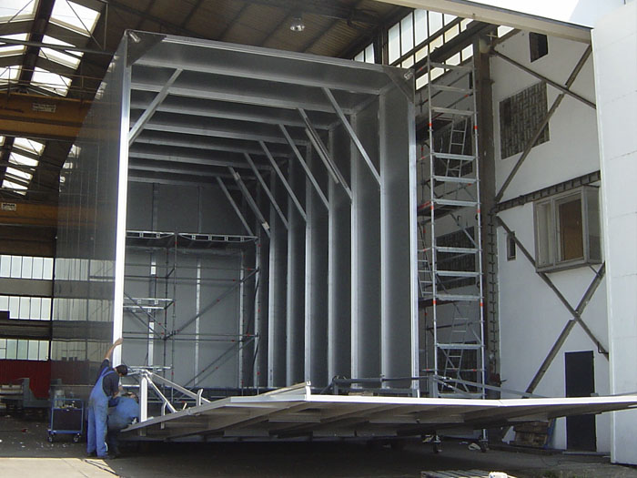 Bau von Edelstahl Containern in einer Halle.