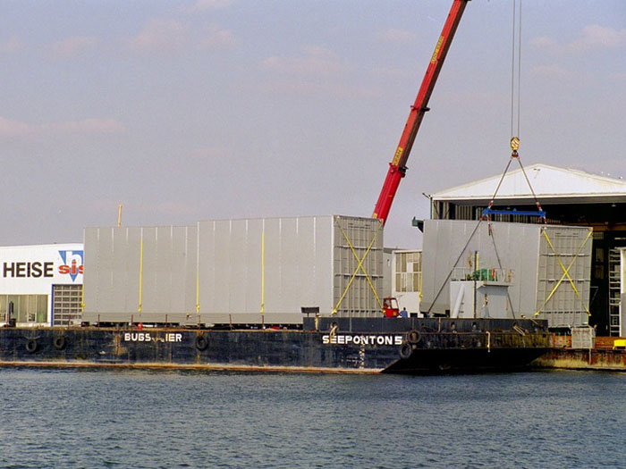 Fertige Aluminium Container werden auf Schiff gehoben.