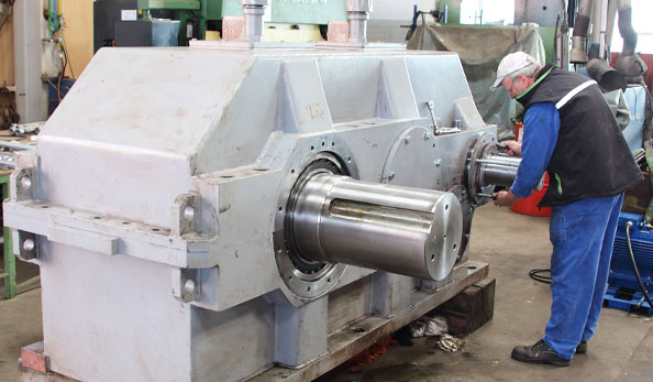 Wartung der Lager einer Maschine.