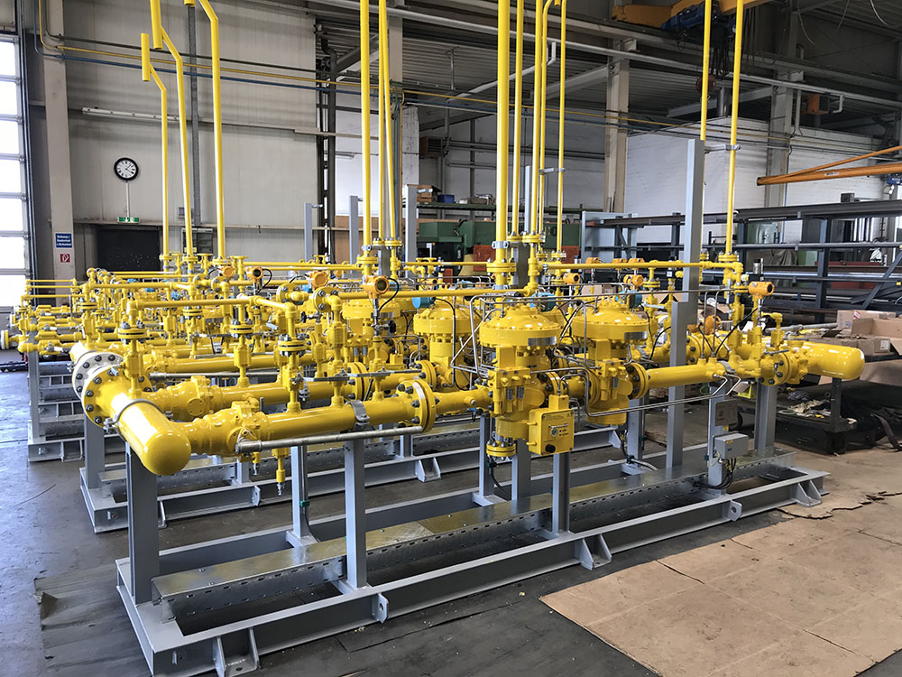 Rohrleitungssystem aus vielen gelben Rohren.