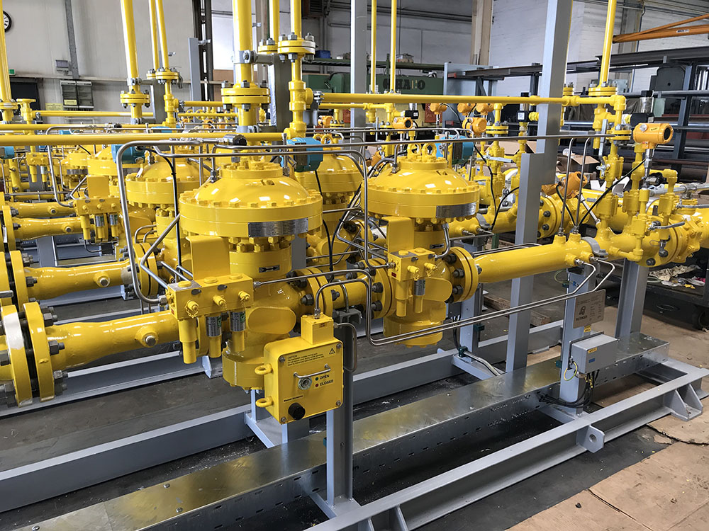 Rohrleitungssystem aus vielen gelben Rohren.