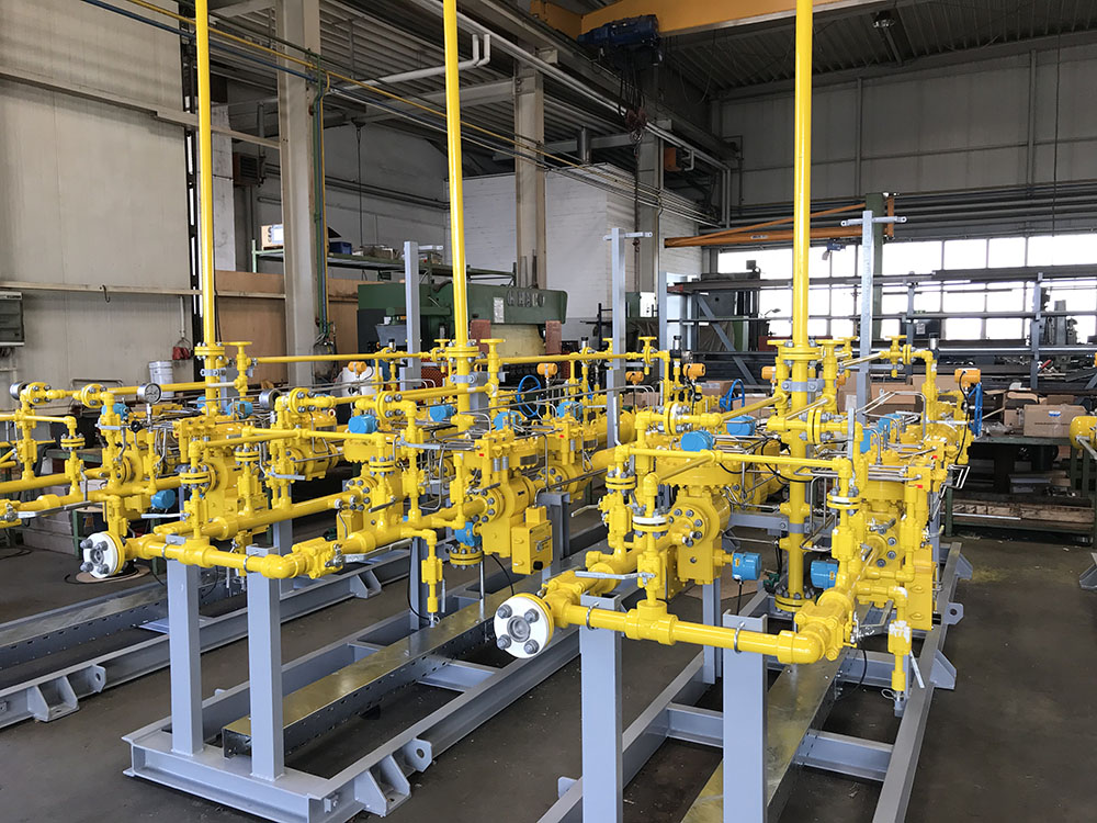 Rohrleitungssystem aus vielen gelben Rohren.