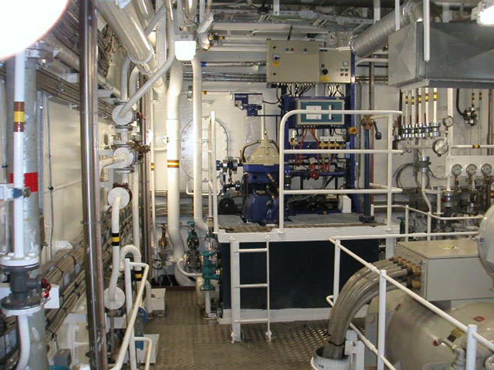 Der Maschinenraum auf einem Schiff.