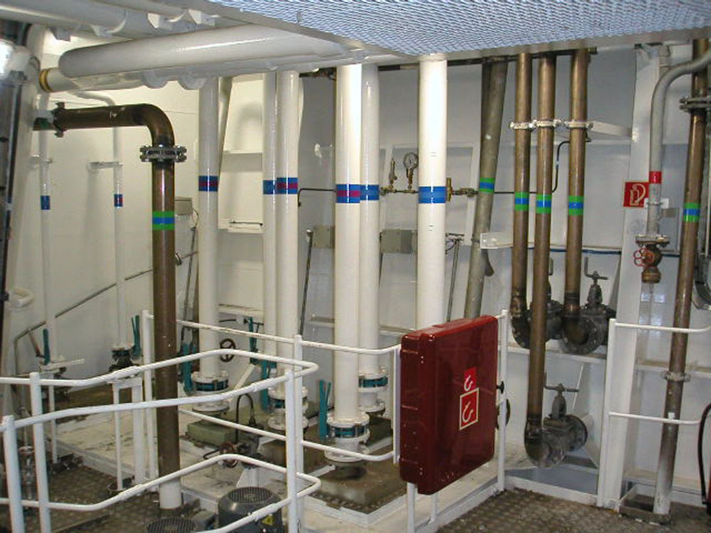 Rohrleitungssystem an der Schiffswand.