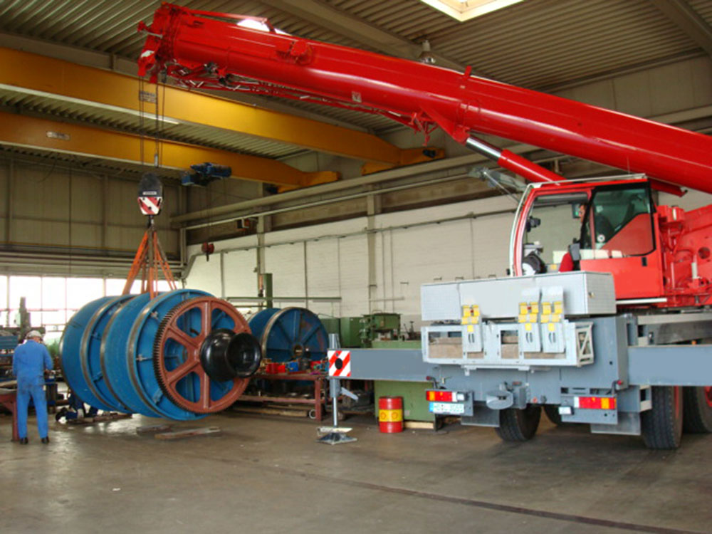 Roter Kran hebt Winden an.