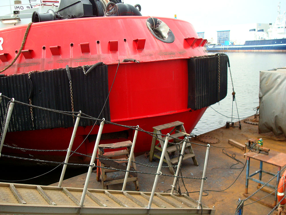 Bug vom Schlepper vor der Schwimmplattform.