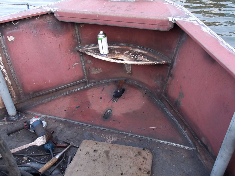 Fertige Schweißarbeiten am Bug