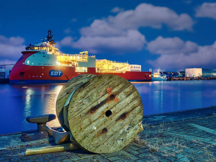 Die EDT HERCULES und eine Kabeltrommel im Vordergrund