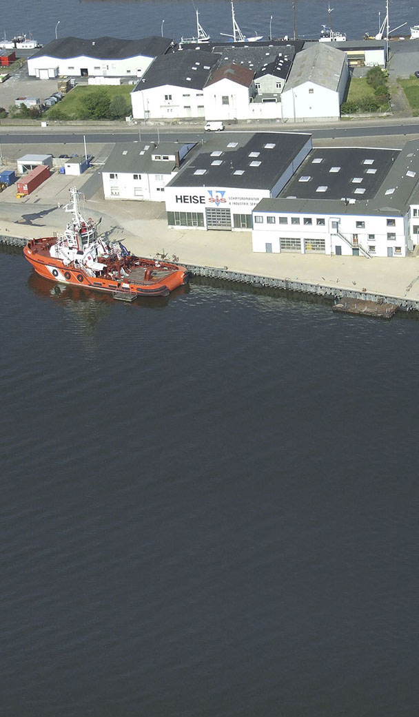 Luftaufnahme der Heise Werft. davor nur ein Schlepper.