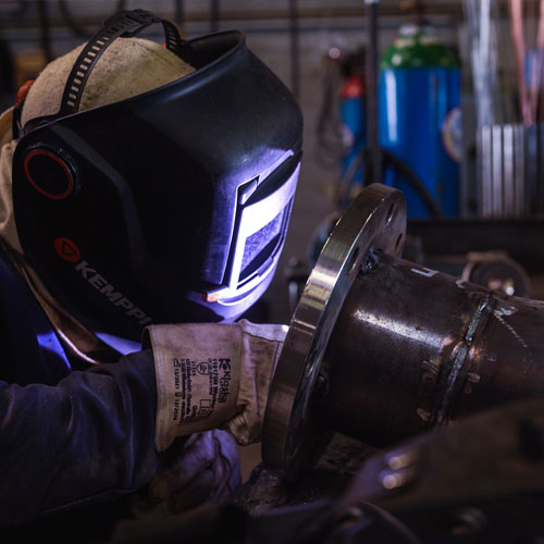 Schlosser am schweißen.