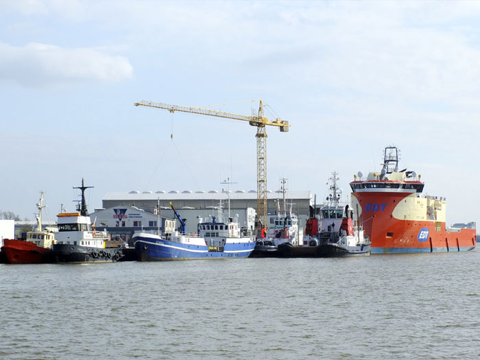 Viele verschiedene Schiffe an der Heise Werft Pier.