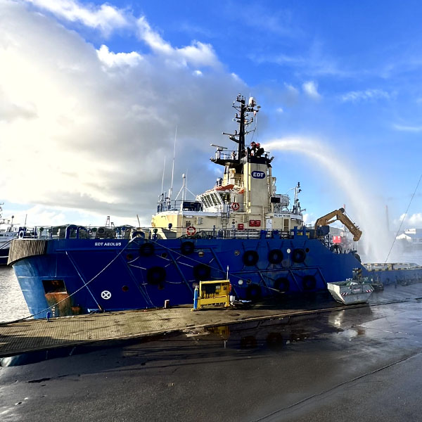 Die EDT AEOLUS an der Heise Werft Pier