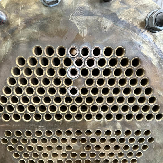 Roehrenwaermetauscher mit vielen Löchern.