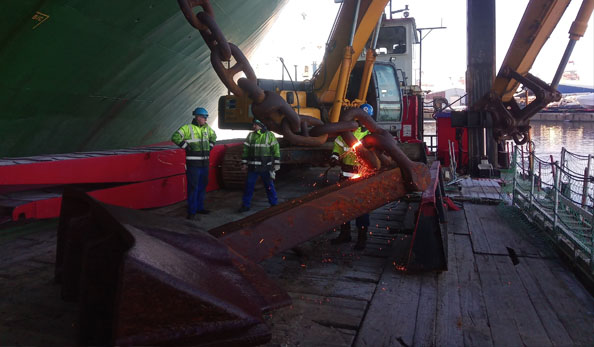 Ankerwechsel am Schiff mt Bagger