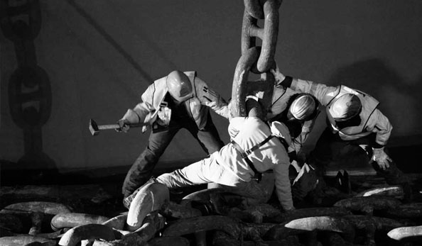 Vier Männer wechseln einen Anker