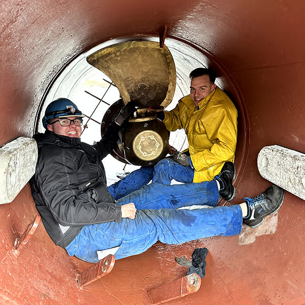 Zwei Werftafrbeiter im Bugstrahlruder