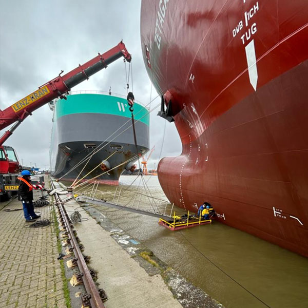 Zwei Männer bei der Arbeit an den Bugstrahlrudern