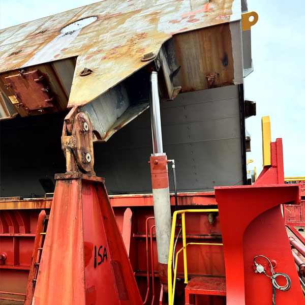 Hydraulikzylinder an einer Schiffsluke